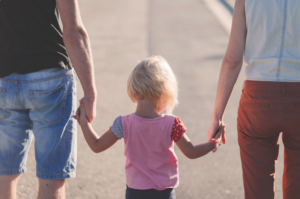 kind loopt aan de hand van ouders