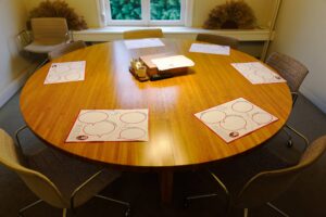 ronde tafel zonder mensen